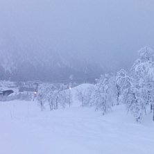 Mykje sn&oslash;
Det bles liten kuling p&aring; toppane tidli.