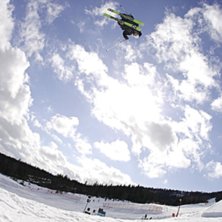 Alley oop i cornern vid springsession i bran&auml;s. Foto: Adam martell. &Aring;kare: Lars ilis.