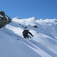 Runda stolpen vik av ner mot ravinen, njut av sole. Foto: Linus Hougland. &Aring;kare: Peter Sub&aacute;n.