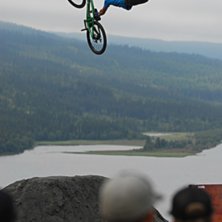 Linus str&auml;cker ut &ouml;ver &Aring;re under Nissan slopest. Foto: Janne Tj&auml;rnstr&ouml;m. &Aring;kare: Linus Sj&ouml;holm.