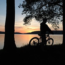jocke chillar lite efter bra cykling. Foto: Andreas Knoop. &Aring;kare: Joakim Croy.
