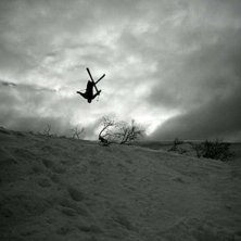 En gr&aring; dag vid h&ouml;gfj&auml;llshotellet... (Backflipp . Foto: Johan Frej. &Aring;kare: Henrik Ahlstr&ouml;m.