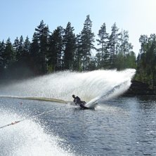en solig dag p&aring; m&ouml;rtorpssj&ouml;n;). Foto: Jonatan Linsmeier. &Aring;kare: Gustaf Nordenhed.
