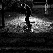 runan mejsa lite med sin blixt oc&acute;h kamera. blev . Foto: Alexander Runhellen. &Aring;kare: oscar wester.