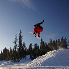Taget i det h&auml;rliga solljuset i ett bigjump i Try. Foto: Alexander H&ouml;ckert. &Aring;kare: Leo.