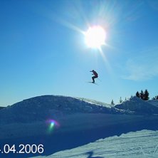 Hoppar &ouml;ver ett big jump. Foto: Sofie Jonsson. &Aring;kare: Adam Johansson.