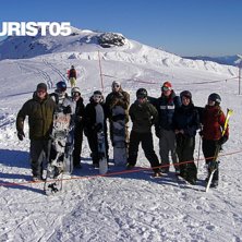 Gruppfoto innan en hike till riktigt bra offpist&aring;. Foto: Micke U. &Aring;kare: Saalbach crew.