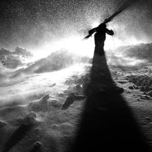 Robban Olsson hikar i bl&aring;sten i n&auml;rheten av 
V�. Foto: Mattias Fredriksson. &Aring;kare: Robert Olsson.