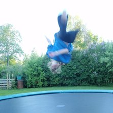 hoppar matta en sommar kv&auml;ll:P. Foto: Kajsa Eriksson. &Aring;kare: Felicia Ljunggren.