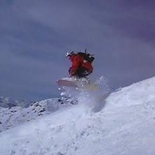 Ett litet hopp ner i en mycket fin ravin.. Foto: Bj&ouml;rn Skyttmo. &Aring;kare: Viktor Joandi.