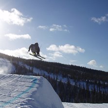 Sol och hyffsat shapade hopp i vemdalens sista 2 s. Foto: jonte bergstr&ouml;m. &Aring;kare: andr&eacute; strand.