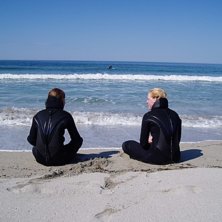 Surfekurs p&aring; Unstad i Lofoten, gav mersmak:). Foto: Robert Tellvik. &Aring;kare: Tonje og Marte.