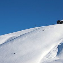 P&aring; v&auml;g ner fr&aring;n H&uuml;bli-restaurangen.
En vecka . Foto: Arvid Hejll. &Aring;kare: Petter Gustavsson.