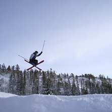 sl&auml;ngde ut skidorna i ett kors under luftresan.. Foto: Michael Wikstr&ouml;m. &Aring;kare: Gustaf Wikstr&ouml;m.