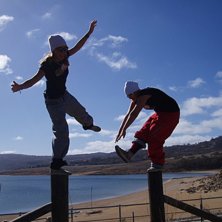 Nere vid beachen, Erika hade energi till tusen!. Foto: Ramone Cooper. &Aring;kare: Rebecka Eriksson, Erika Edling.