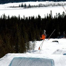 J&auml;mt finnen hoppar och g&ouml;r n&aring;gon sorts under fl. Foto: Adam Falk. &Aring;kare: Anton Silvola.