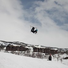 P&aring;sken i bilder. Magnus Liab&oslash; i lufta.
.