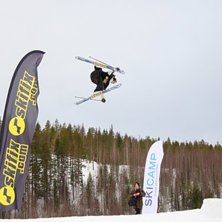 David Torneus fl&auml;skar p&aring; i Skifix Big Air.. Foto: Ronald Lahti. &Aring;kare: David Torneus.