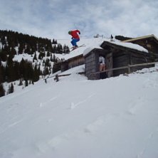 Stor kick &ouml;ver vedbod/utedass.. Foto: Henrik Hoff Str&ouml;m. &Aring;kare: Philip Gertzell och Lars Bastian &Ouml;stereng p&aring; dass.