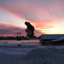 Axel tar en schysst grab ut i den orange/rosa himm. Foto: Fredrik Axelsson. &Aring;kare: Axel Nyqvist.