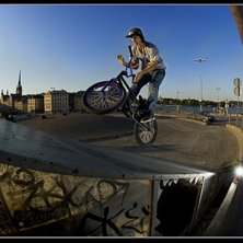 Jonte drar en barspin to fakie p&aring; taket av en tra. Foto: Mats Kahlstr&ouml;m. &Aring;kare: Jonathan.