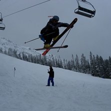 Tar ett litet skutt i ett hemmapulat hopp.. Foto: Wiktor skoglund. &Aring;kare: Samuel uhrdin.