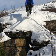 Odd Roar dropper &amp;quot;d&oslash;rsteinen&amp;quot;. Foto: Hans Christian Moi. &Aring;kare: Odd Roar Salamonsen.
