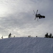 Nike slopestyle - b-flip me n&aring;tt kryss p&aring; skidor. Foto: Andreas Furenberg. &Aring;kare: Magnus Eriksson.