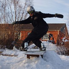 Hemma p&aring; bakg&aring;rden. Foto: Marika Alatalo. &Aring;kare: Simon Bonthron.
