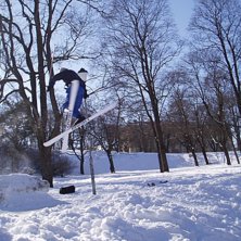 Hoppar och g&ouml;r en 360 med kors p&aring; skidorna.. Foto: Martin Gustafsson. &Aring;kare: Robin Lindvall.