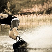 &Auml;nnu en h&auml;rlig kv&auml;ll p&aring; sj&ouml;n med lite wakeboa. Foto: Simon Sj&ouml;r&eacute;n www.sjoren.se. &Aring;kare: John Holm.