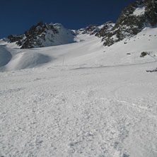 Jag l&auml;gger en sv&auml;ng i pisten en solig dag i Br&eacute;. Foto: Andreas Cardesj&ouml;. &Aring;kare: Jonas Byding.