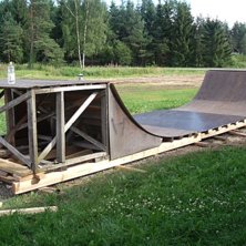 Miniramp p&aring; min backyard.