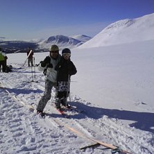 Jag och Hillevi vid foten av Kl&ouml;vern, med Borgah�. Foto: Anna Ahlstr&ouml;m. &Aring;kare: Peder &amp;amp; Hillevi Ahlstr&ouml;m.
