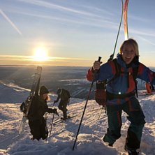 P&aring; v&auml;g mot ett &aring;k p&aring; baksidan av skutan efter .