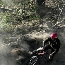 Oski &amp;quot;Downhill&amp;quot; turnar i en berm. Foto: Benjamin Johansson. &Aring;kare: Oskar Petersen.