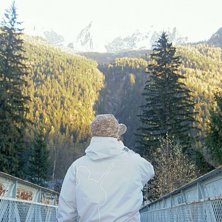 Jag st&aring;r och blickar &ouml;ver bergen i chamonix. Gry. Foto: Ludvig Andersson.