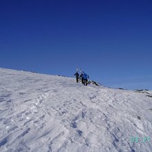P&aring; v&auml;g &ouml;ver berget, d&auml;r &ouml;ppnade sig himlen oc. Foto: Emma Nord&eacute;n. &Aring;kare: Rickard, Emma, Eddie.