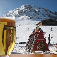 En stunds vila i solen med en bra kamrat...
Keata. Foto: Johan Lindqvist.