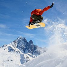 Martin hoppar uppf&ouml;r en driva. Foto: Patrik Wallgren. &Aring;kare: Martin &Aring;kesson.