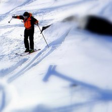 Peter flyger nerf&ouml;r baksidan p&aring; Mont Fort. Foto: Sture &Aring;gren. &Aring;kare: Peter Karlsson.