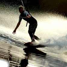Ute och glider lite wakeboard en spegelblank kv&auml;l. Foto: Viktor K&auml;ttstr&ouml;m. &Aring;kare: Fredrik Bondeson.