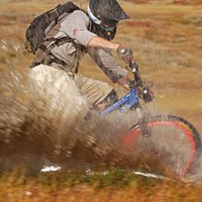 Roadtrip i Norge! Mitchell cyklar genom en vattens. Foto: Matttias Fredriksson. &Aring;kare: Mitchell Scott.
