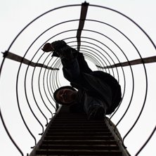 Jesper best&auml;mmer sig f&ouml;r att kl&auml;ttra upp i en s. Foto: Martin Klawitter. &Aring;kare: Jesper Fj&auml;lling.