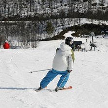 kalle k&ouml;r en snygg sv&auml;ng i t&auml;nndalen. Foto: olle nyblaeus. &Aring;kare: kalle m&aring;rtensson.