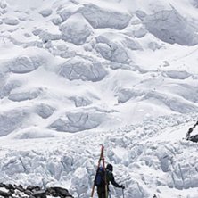 Foto: Fredrik Schenholm. &Aring;kare: 2 maj. Tomas p&aring; vag mot nord. Han kunde inte h&aring;lla sig i styr med den nya nysn&ouml;n s&aring; han tog sina skidor och begav sig mot Nord Colet-backen..