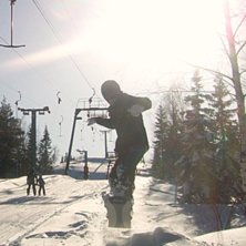 jag som hoppar tycker sj&auml;lv bilden blev ganska br. Foto: Simon Haajvisto. &Aring;kare: Anton Nystr&ouml;m.