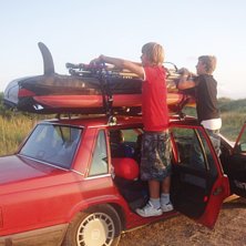 jag och niklas (dom vita kallingarna)  packar br&auml;. Foto: kajsa. &Aring;kare: hehe jag niklas och surf bilen ;P.