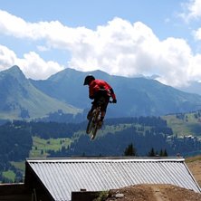 Hoppar &ouml;ver hus i portes du soleil. Lite till h&ouml;. Foto: Anders. &Aring;kare: Eric Westling.