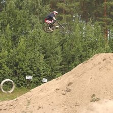 Drar skoterhoppet. R&auml;tt sk&ouml;n flygtur faktiskt.. Foto: Daniel R&ouml;nnb&auml;ck. &Aring;kare: P&auml;r Berglund.